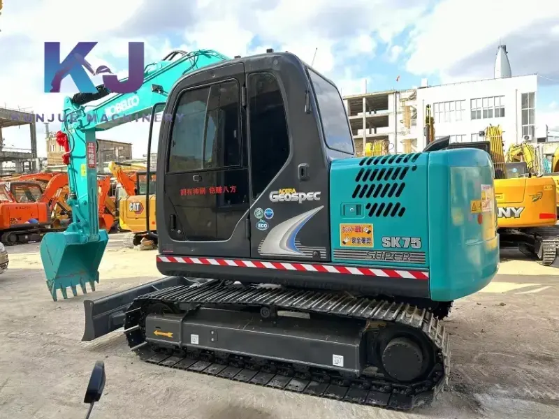 Mini-pelle agricole sur chenilles Kobelco Sk75 d'occasion de 7,5 tonnes à bas prix au Japon